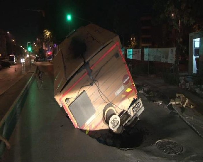 Maltepe'de asfalt kamyonu çöken yola düştü