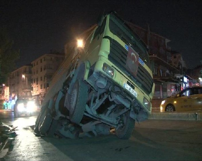Maltepe'de asfalt kamyonu çöken yola düştü