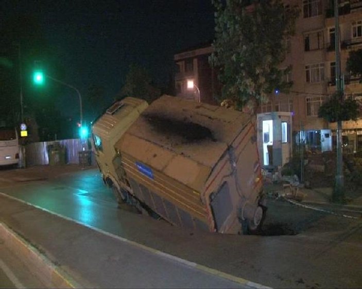 Maltepe'de asfalt kamyonu çöken yola düştü