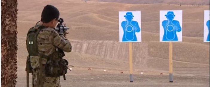 Türkmenistan Cumhurbaşkanı askeri tatbikatta şov yaptı