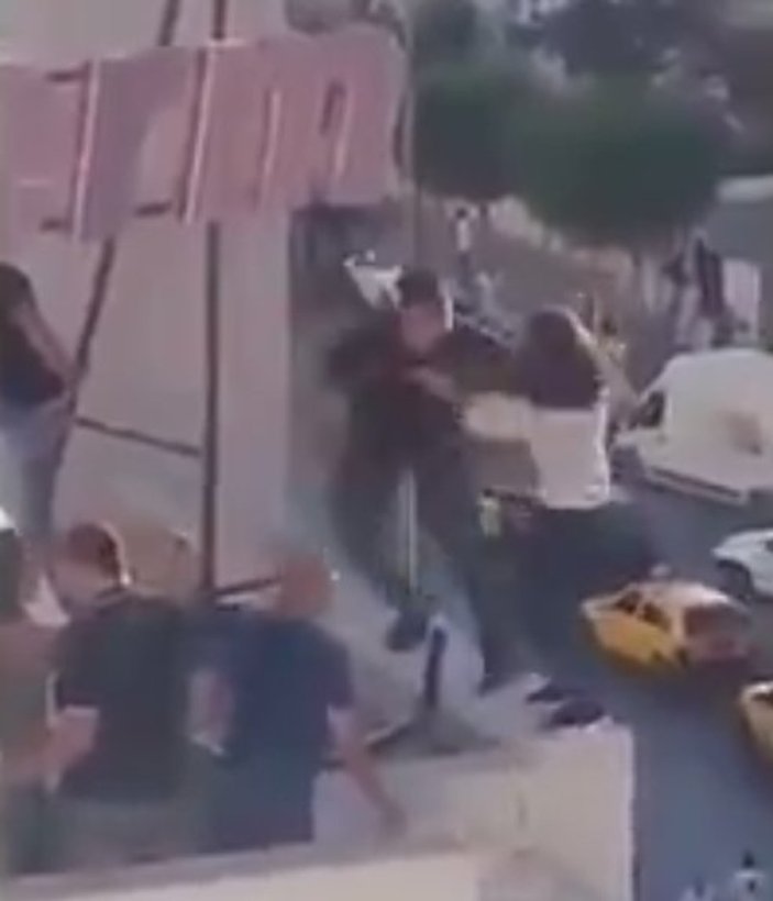 Tunus'ta intihar etmek isteyen kızı polisler kurtardı