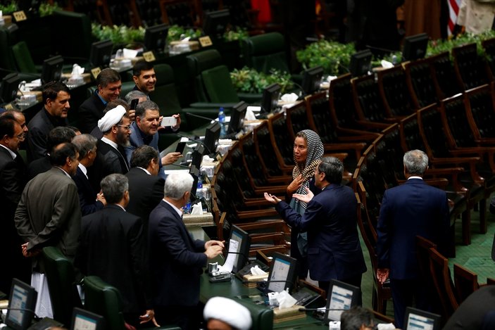 İran'da yemin töreni tartışmaları