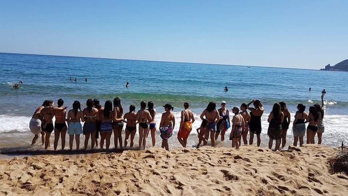 Cezayir'de burkiniye karşı bikinili eylem