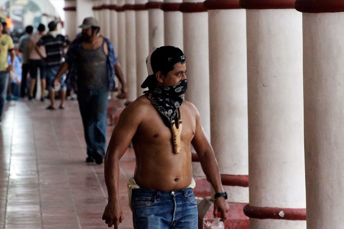 Meksika'da halkla polis çatıştı