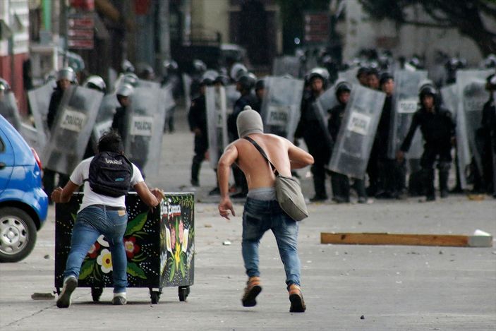 Meksika'da halkla polis çatıştı