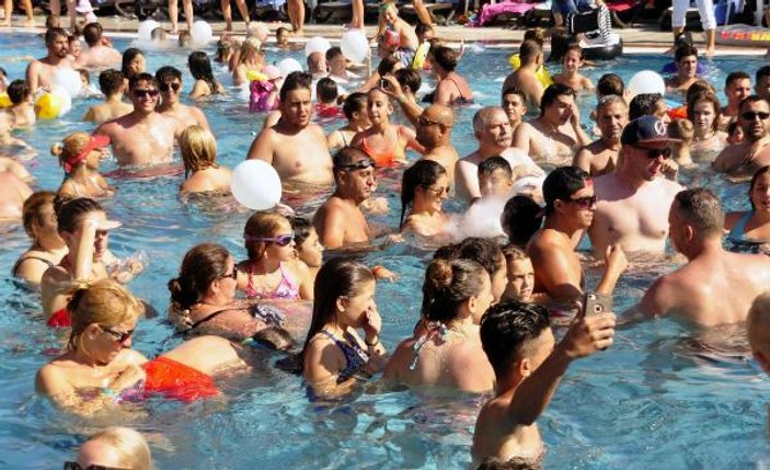 Turistlere buzlu ve köpüklü havuz partisi