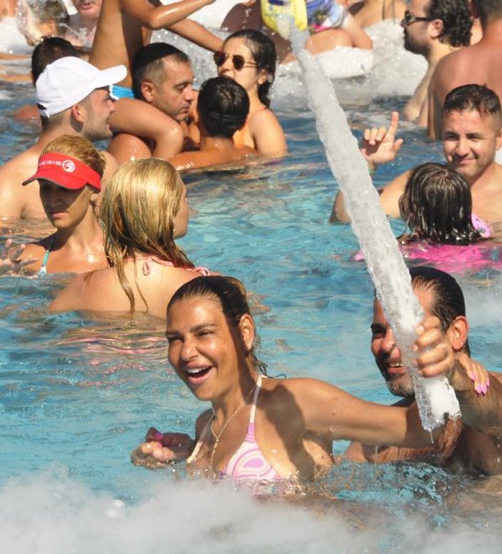 Turistlere buzlu ve köpüklü havuz partisi