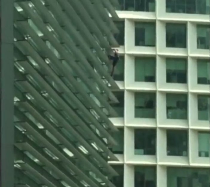Güvenlik kiti olmadan binaya tırmandı