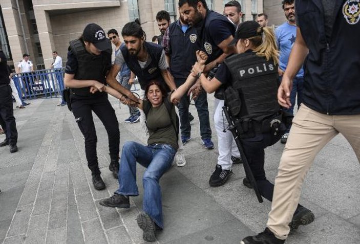Polise üzerini aratmak istemeyen kadın gözaltına alındı