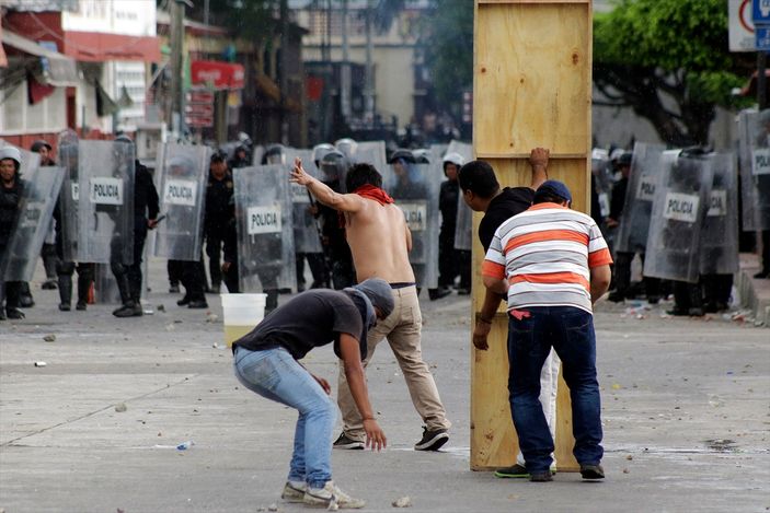 Meksika'da halkla polis çatıştı