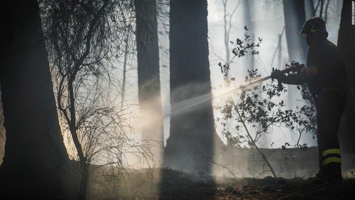 İtalya'da 15 itfaiyeci gözaltında