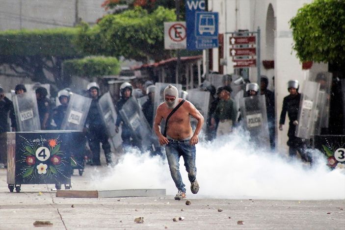 Meksika'da halkla polis çatıştı