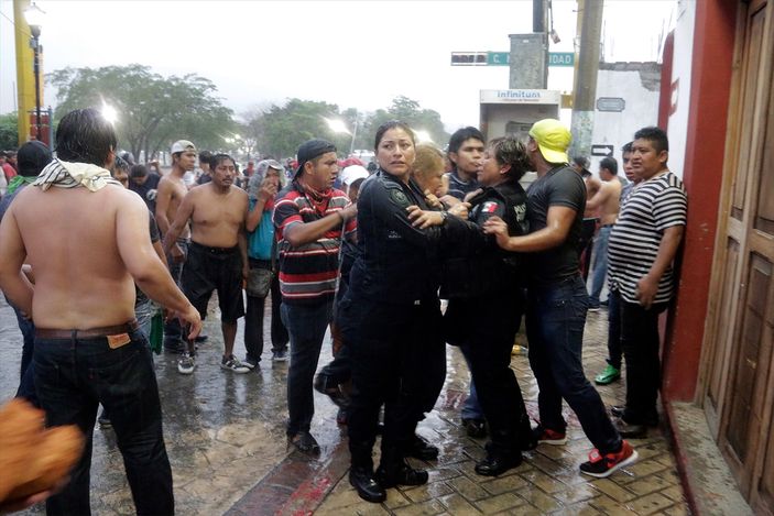 Meksika'da halkla polis çatıştı