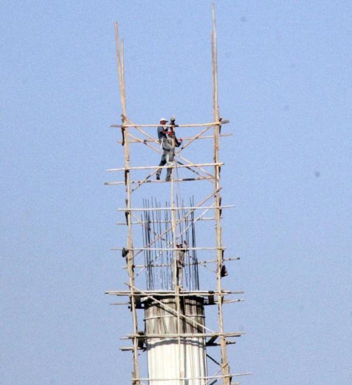 Şanlıurfa'da bir caminin minaresinde tehlikeli çalışma