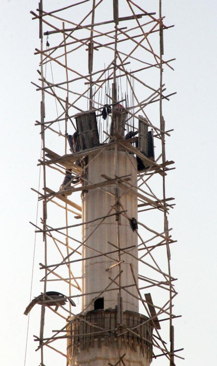 Şanlıurfa'da bir caminin minaresinde tehlikeli çalışma