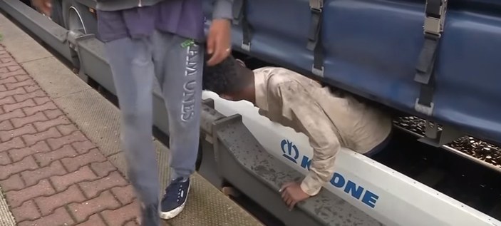 Alman polisi trene saklanan mültecileri yakaladı