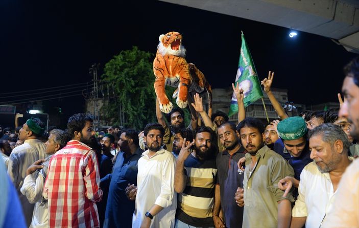 Pakistan eski Başbakanı Ravalpindi 'den ayrıldı