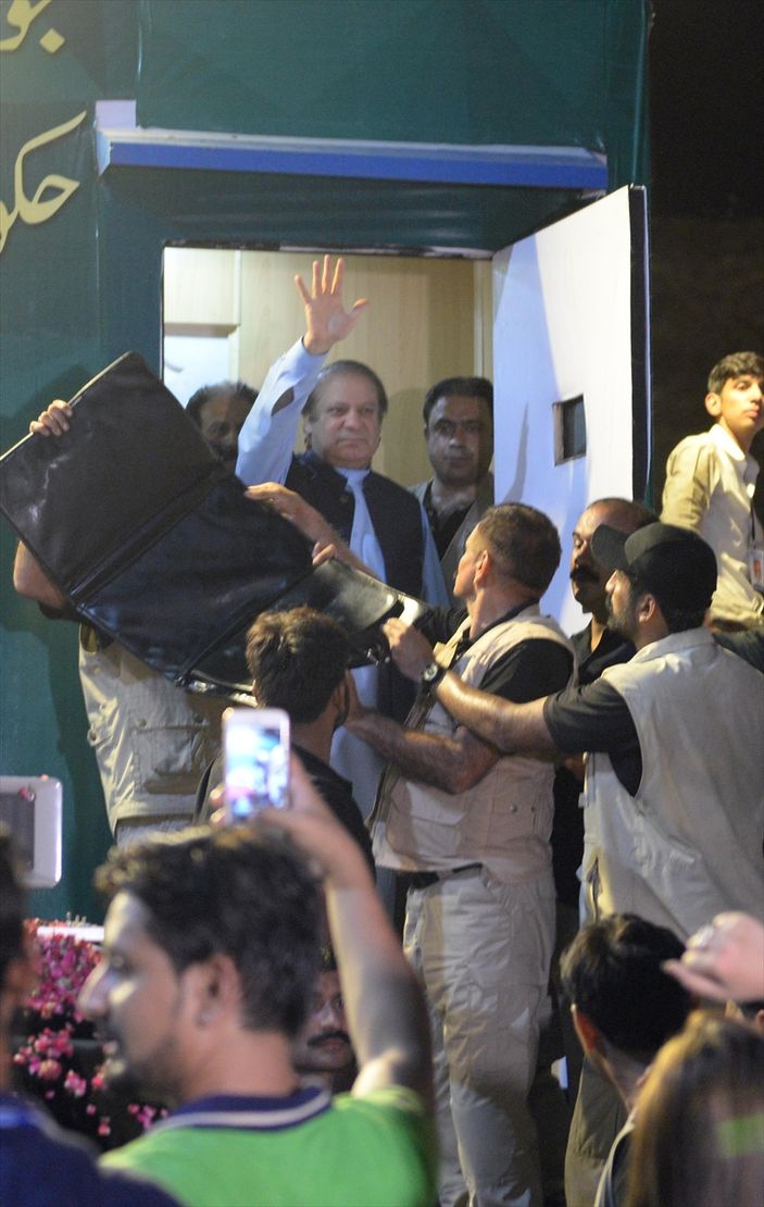 Pakistan eski Başbakanı Ravalpindi 'den ayrıldı