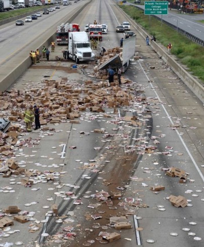 ABD'deki trafik kazasında yüzlerce pizza yola dağıldı