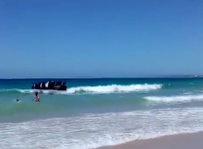 Mülteciler plastik botla plaja çıkartma yaptı