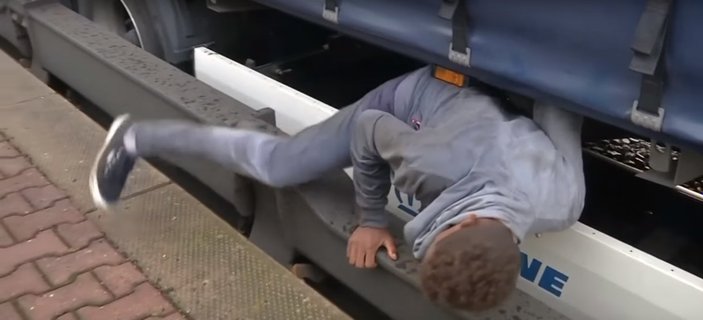 Alman polisi trene saklanan mültecileri yakaladı