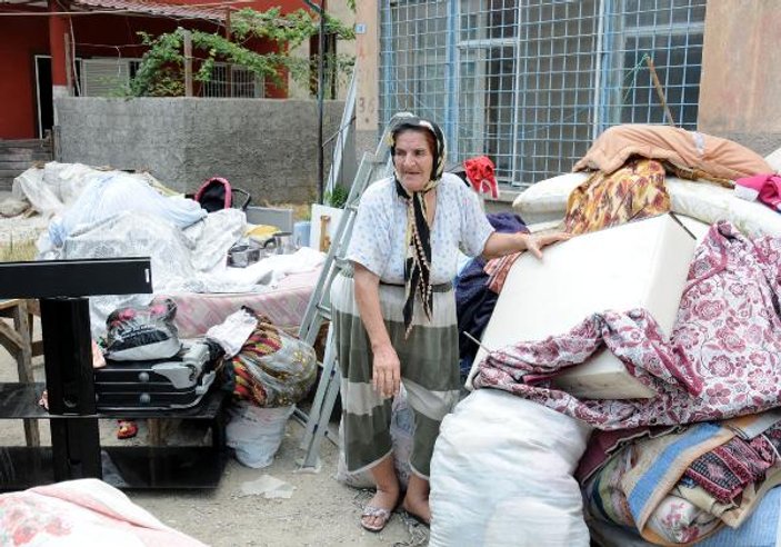 70 yaşındaki kadın, kızı ve 3 torunuyla sokağa atıldı