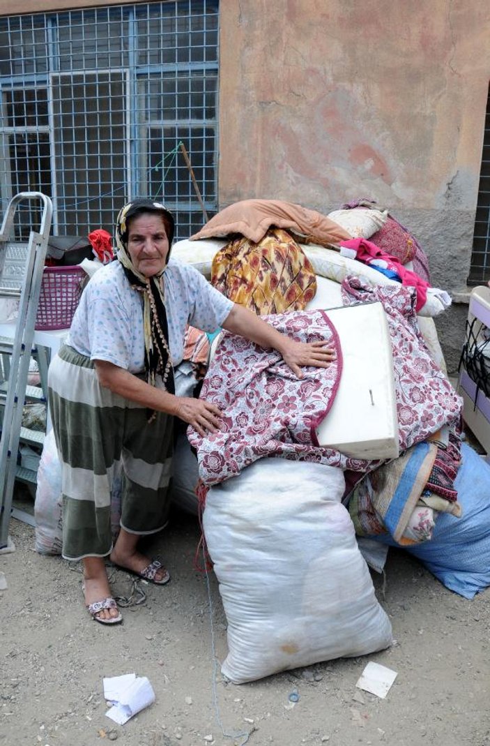 70 yaşındaki kadın, kızı ve 3 torunuyla sokağa atıldı