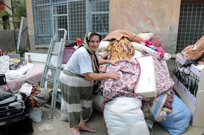 70 yaşındaki kadın, kızı ve 3 torunuyla sokağa atıldı