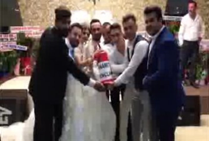 Düğün hediyesi olarak yangın tüpü verdiler