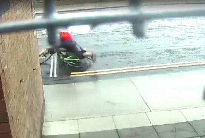 İrlanda'da bisiklet sahibi hırsızın üstüne atladı
