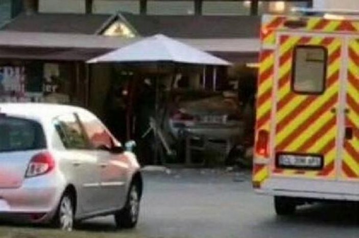 Paris'te bir araç pizzacıya daldı: 1 ölü, 12 yaralı