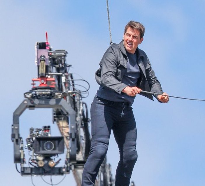 Tom Cruise yeni filminin çekimleri sırasında yaralandı