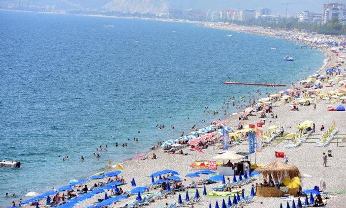 Sıcak havadan bunalan Antalyalılar sahillere akın etti