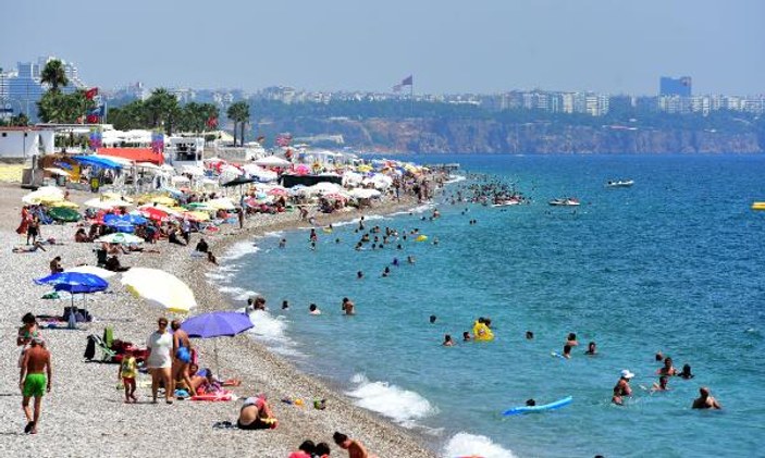 Sıcak havadan bunalan Antalyalılar sahillere akın etti