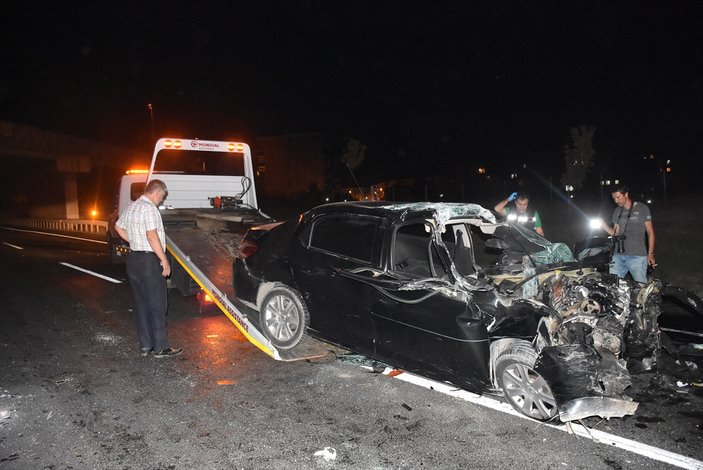 Tekirdağ'da otomobil kamyona çarptı: 1 ölü, 2 yaralı