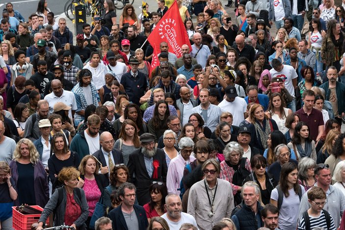 Londra'da hükümete protesto