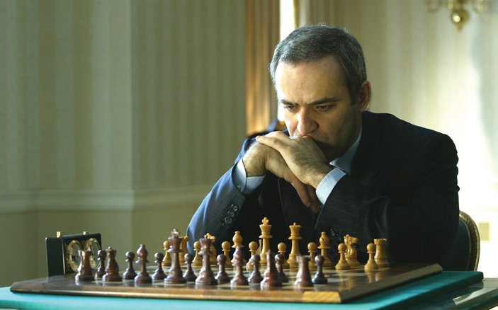 Kasparov satranca geri döndü