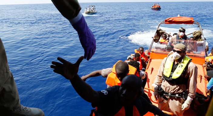 Libya sahil güvenlik, mülteci kurtarma botuna ateş açtı