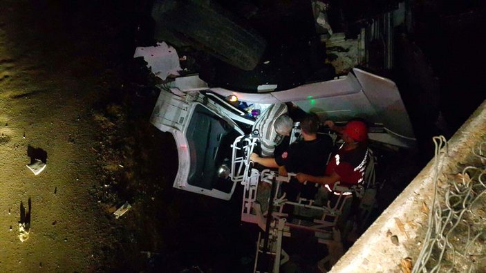 Düzce'de Köprüde asılı kalan tırın sürücüsü kurtarıldı