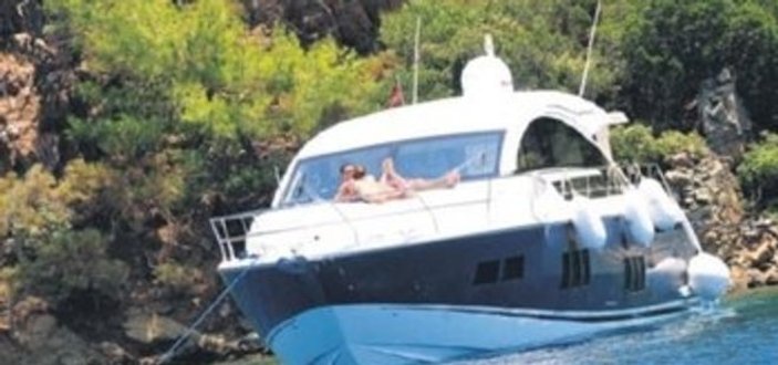 Mustafa Sandal'ın teknesi kayaya çarptı