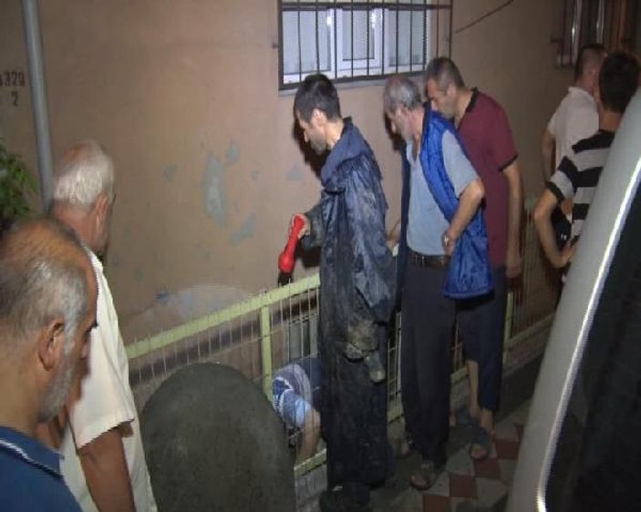 Sultangazi'de tıkanan su kanalı nedeniyle evleri su bastı