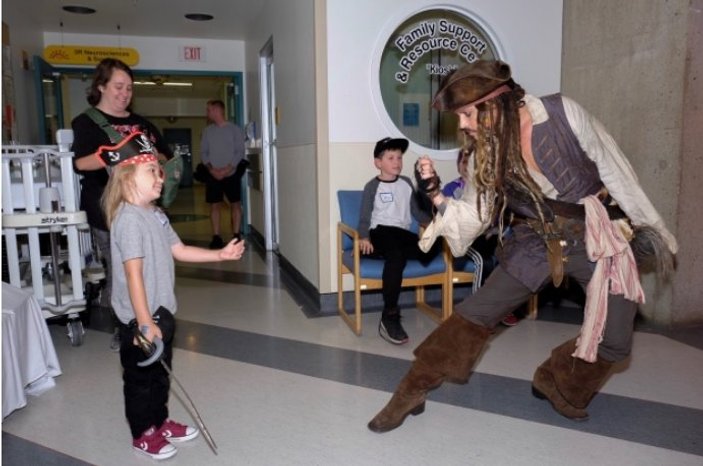Johnny Depp'ten hastanedeki çocuklara ziyaret