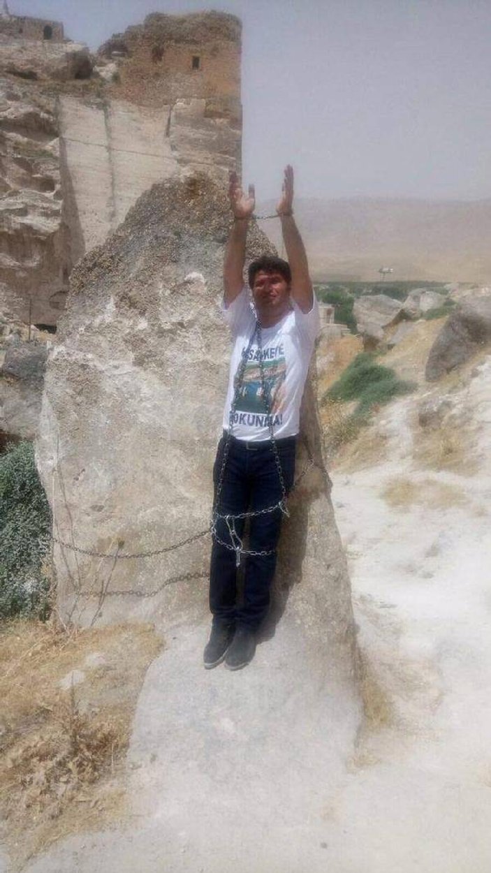 HDP'li vekil kendini kayaya zincirledi