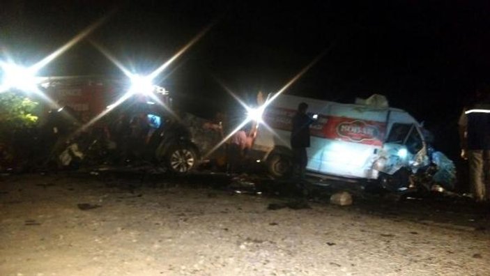 Çanakkale'de otomobil ile minibüs çarpıştı: 3 kişi öldü