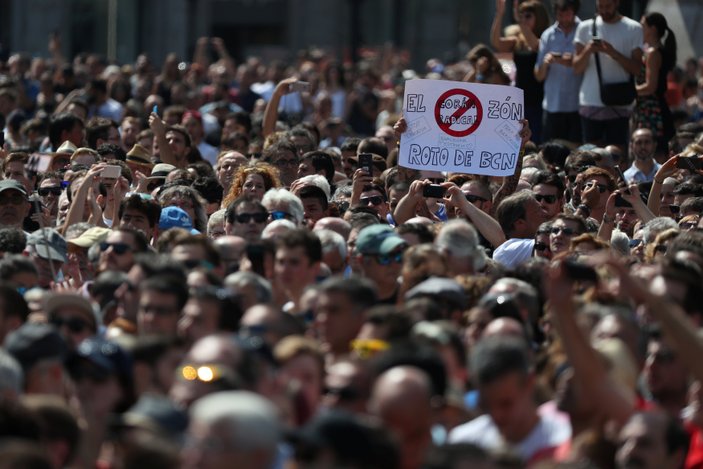 Barselona'da halk terörü lanetliyor