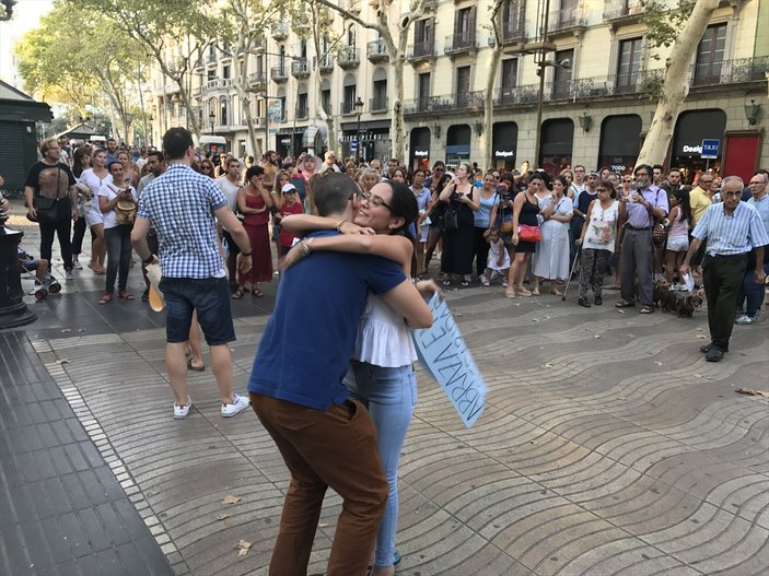 Barselona'da kucaklaşma eylemi