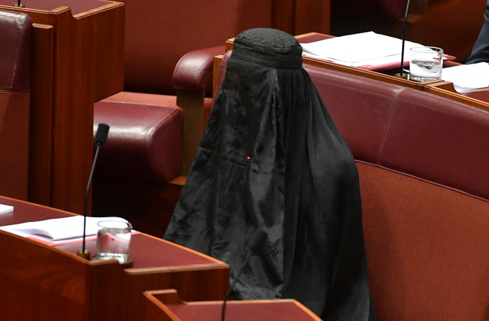 Burka eylemi yapan Avustralyalı vekil restorandan kovuldu