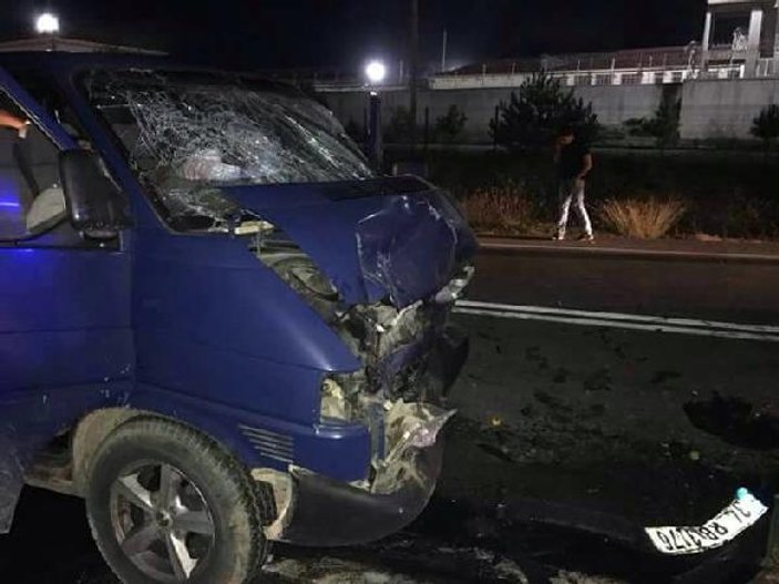 Kocaeli'de 2 minibüs çarpıştı: 8 yaralı