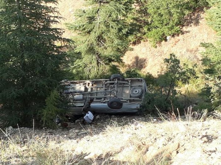 Freni boşalan minibüs şarampole yuvarlandı