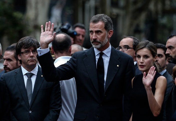 İspanya Kralı Barselona'da ölenler için mum yaktı